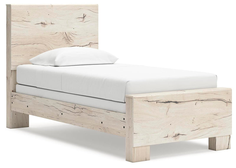 Dormitorio con cama de panel Lawroy