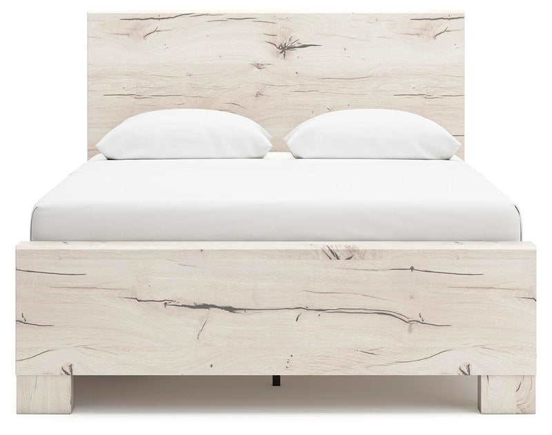 Dormitorio con cama de panel Lawroy