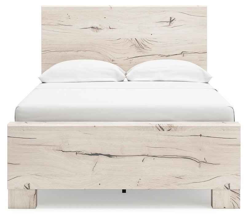Dormitorio con cama de panel Lawroy