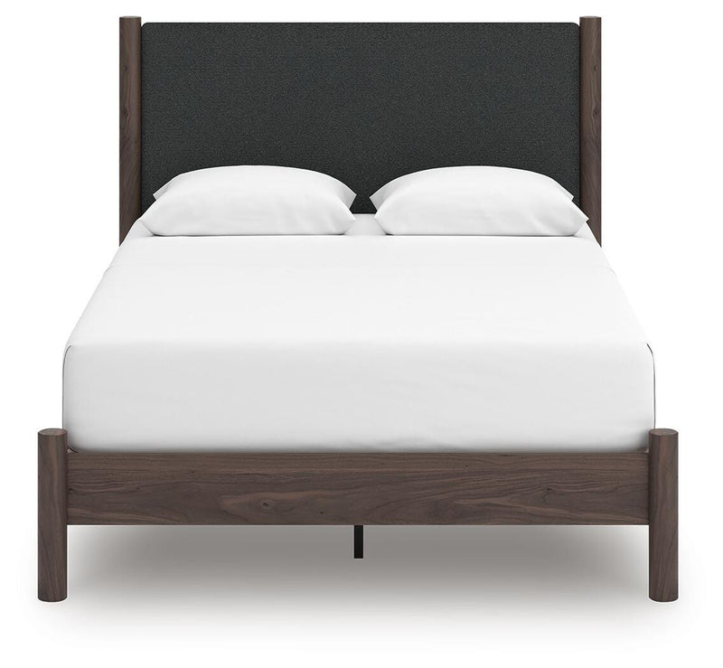 Juego de dormitorio con cama de plataforma y panel tapizado Pamytta