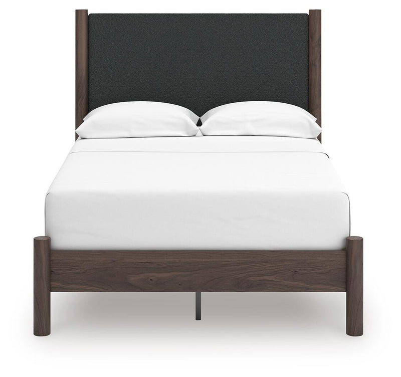 Juego de dormitorio con cama de plataforma y panel tapizado Pamytta