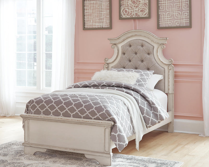 Realyn Panel Bed Bedroom Set