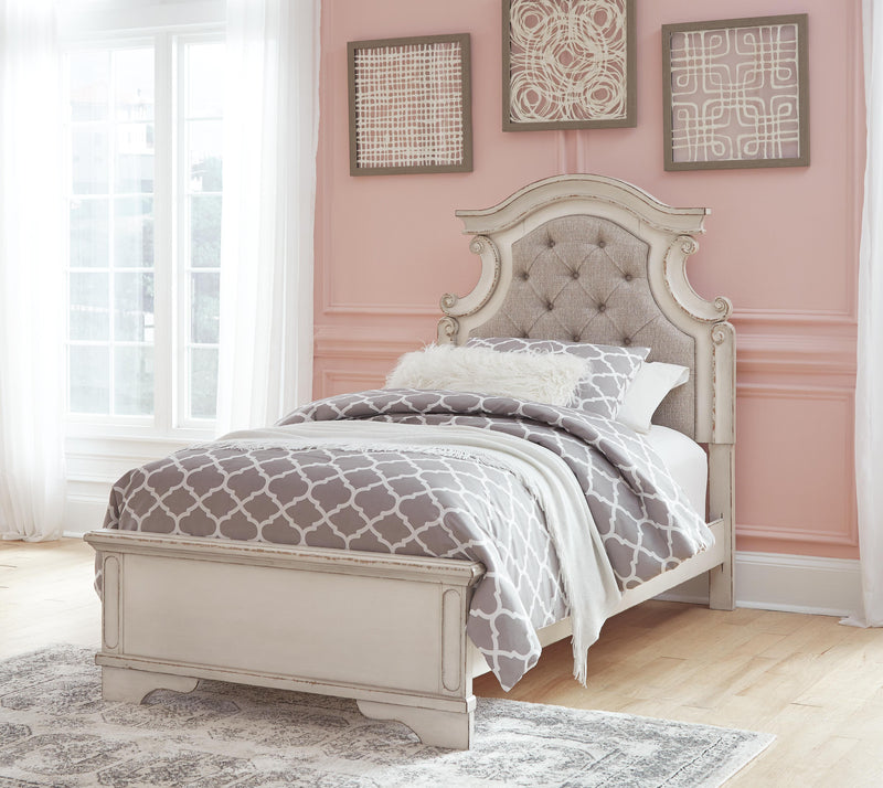 Realyn Panel Bed