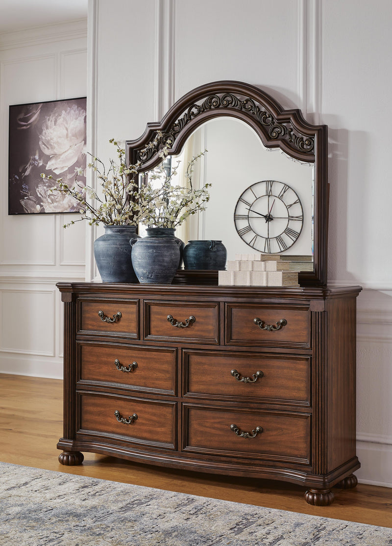 Lavinton Poster Bed Bedroom Set